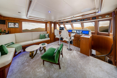 Outer Reef 740 Deluxbridge EQUIESSENCE - Step Into Long Range Luxury
